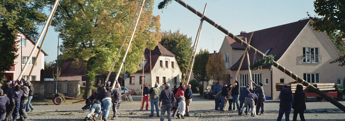 Beim Kirchweihbaum-Aufstellen